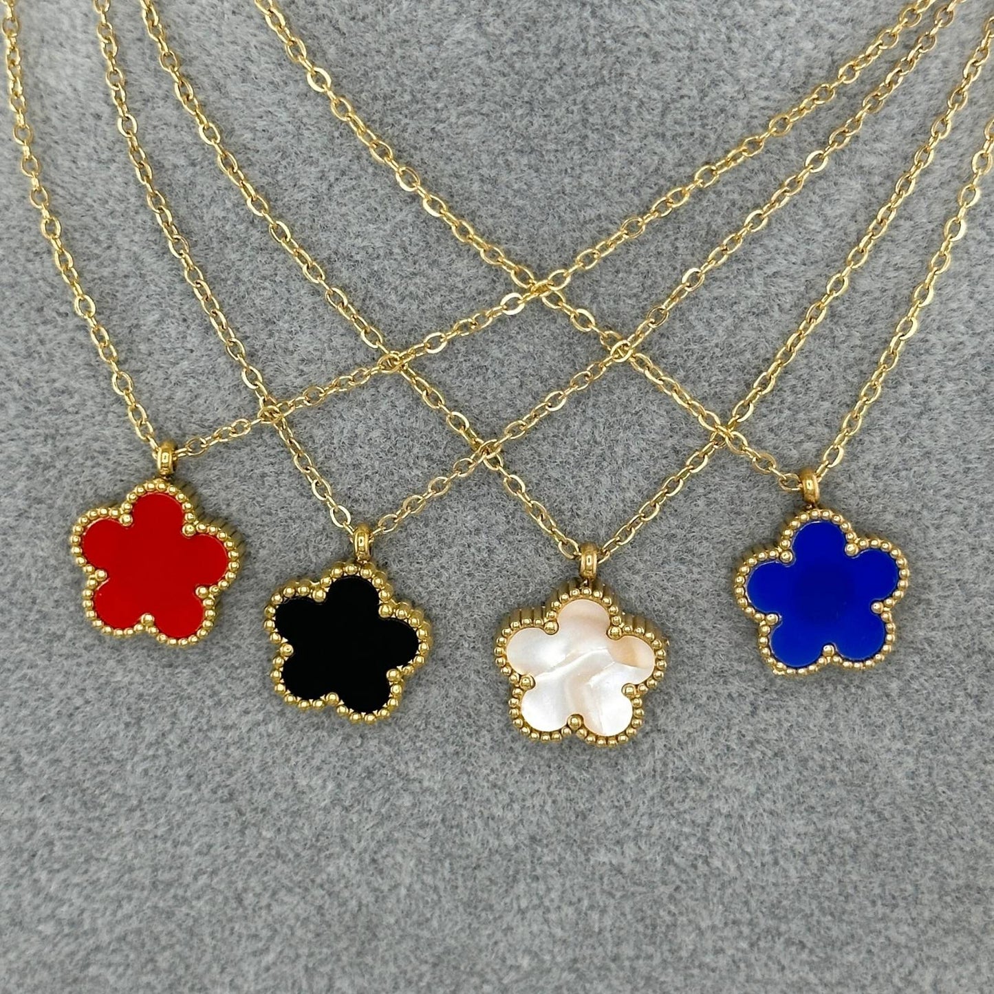 Collar flor blanca