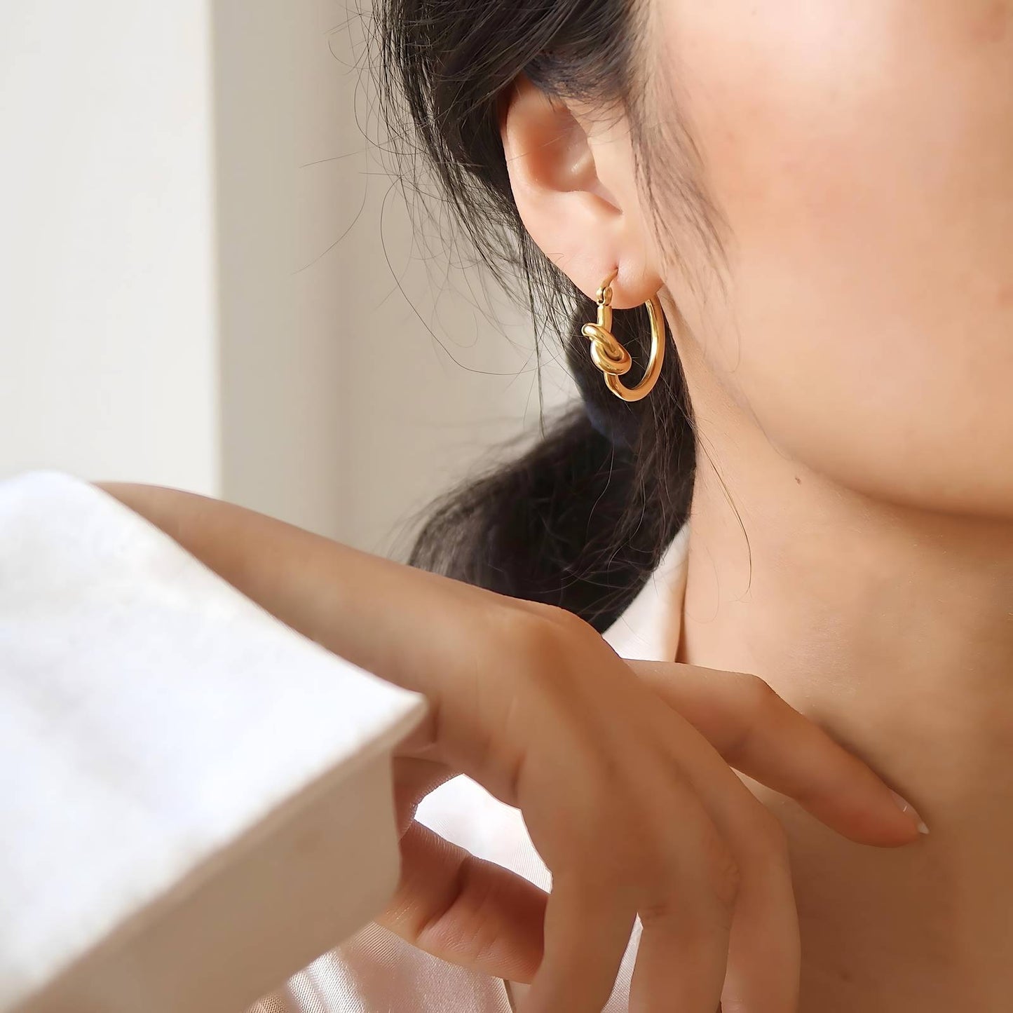 Arete argolla con nudo