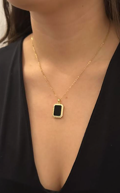 Collar negro profundo